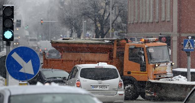 Na wielu drogach panują trudne warunki jazdy /PAP