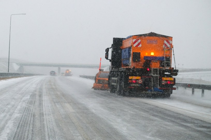 Na wielu drogach śnieg zwyciężał w starciu z drogowcami /Łukasz Solski /East News