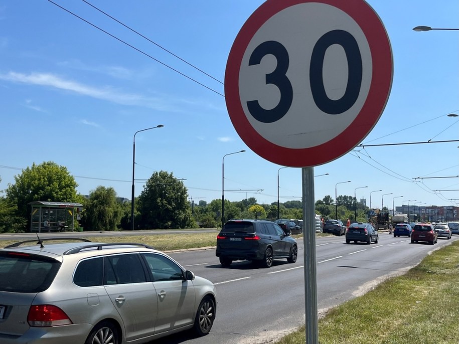 Na wielu odcinkach obowiązuje ograniczenie prędkości do 30 km/h /Dominik Smaga /RMF FM