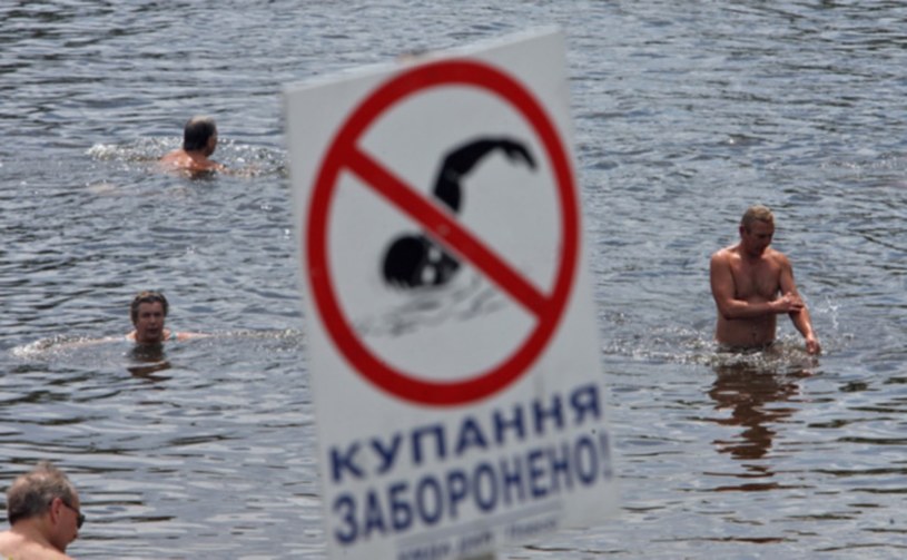Na wielu plażach wiszą tabliczki „Zakaz kąpieli” /AFP