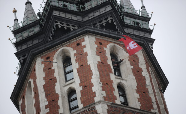 Na wieży Bazyliki Mariackiej zawisła flaga powstania wielkopolskiego