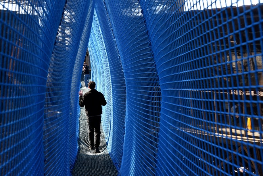 Na wieży Eiffla w Paryżu rozwieszono wiszący most dla turystów /Alain Apaydin/ABACAPRESS.COM /East News