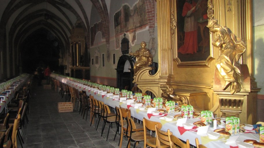 Na Wigilii dla najuboższych organizowanej u Franciszkanów pojawiło się około tysiąca osób /Jacek Skóra /RMF FM