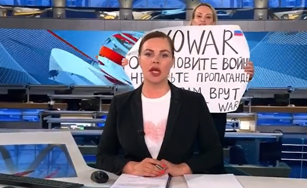 Na wizji zaprotestowała przeciw inwazji na Ukrainę. Francja udzieli azylu rosyjskiej dziennikarce?