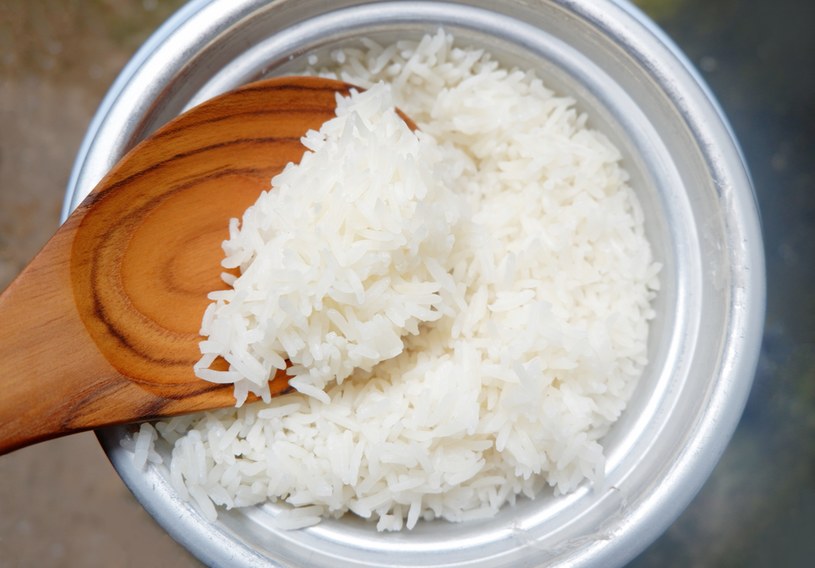 Na wszelki wypadek lepiej wyjąć ryż z woreczka przed gotowaniem /123RF/PICSEL