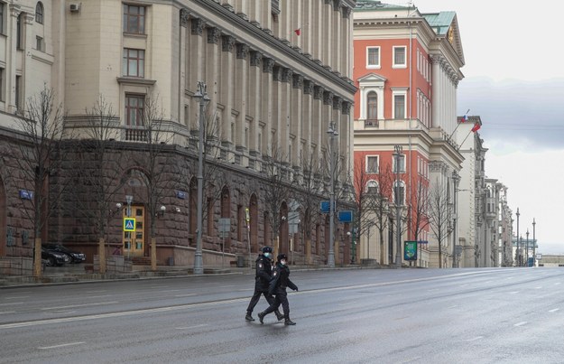 Na wszystkich drogach wjazdowych do Moskwy dyżurują patrole policji drogowej /Sergei Ilnitsky /PAP/EPA