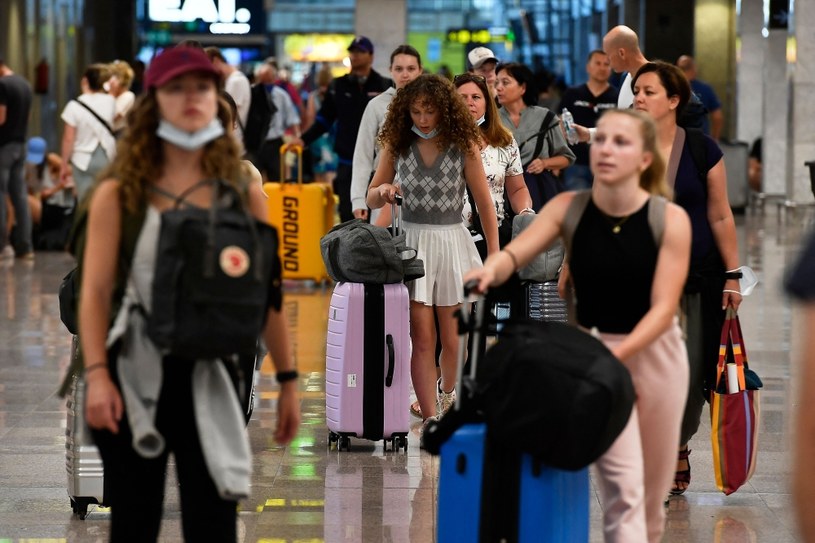 Na wszystkich hiszpańskich lotniskach panuje chaos, którego efektem jest ponad 70 opóźnień /PAU BARRENA  /AFP