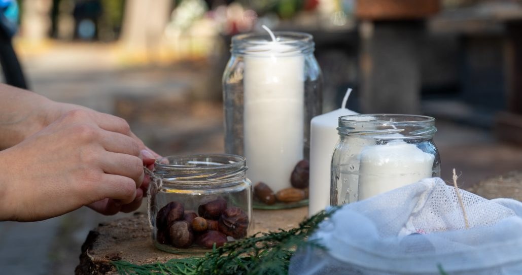 ​Na Wszystkich Świętych biorę ze sobą sól na cmentarz i oszczędzam dużo pieniędzy /Caritas Polska /materiały prasowe