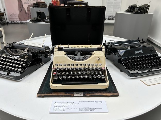Na wystawę trafiło ponad 40 zadziwiających maszyn do pisania. /Aneta Łuczkowska /RMF FM - reporter