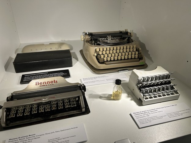 Na wystawie znajdują się też współcześnie zapomniane urządzenia  np. maszyny: indeksowe, głowicowe, do pisania pismem Braille’a . /Aneta Łuczkowska /RMF FM - reporter
