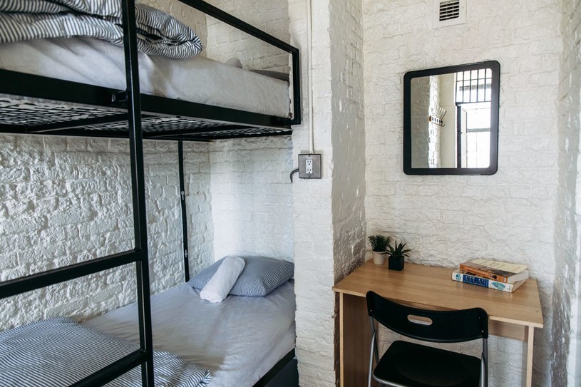 Na wystrój pokojów składają się dosłownie surowe metalowe łóżka i małe biurka /Saintlo Ottawa Jail Hostel /materiały prasowe