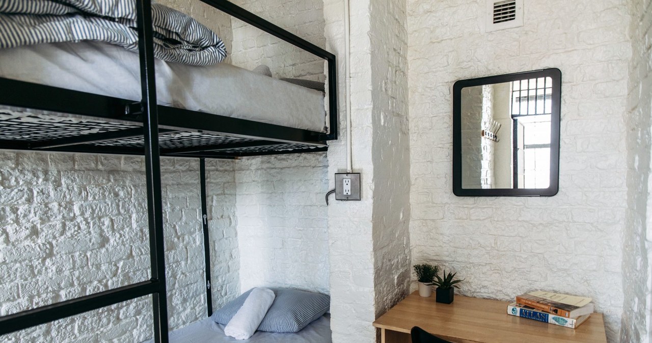 Na wystrój pokojów składają się dosłownie surowe metalowe łóżka i małe biurka /Saintlo Ottawa Jail Hostel /materiały prasowe