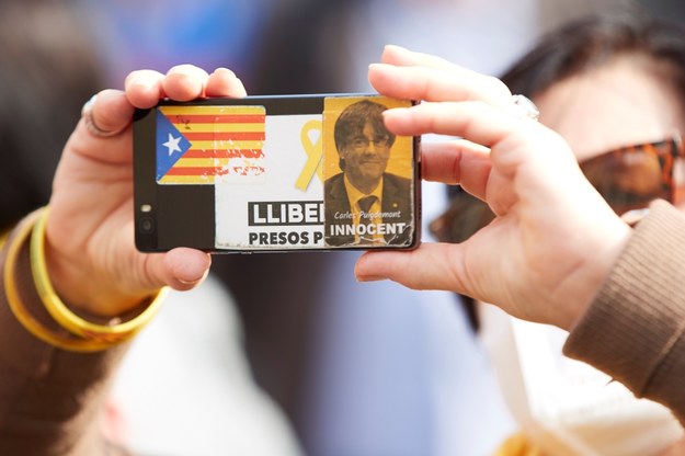 Na wyświetlaczu telefonu były premier Katalonii Carles Puigdemont / 	ALEJANDRO GARCIA    /PAP/EPA