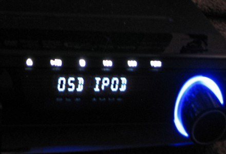 Na wyświetlaczu zobaczymi informacje o wykorzystywanym trybie - obecnie jest to połączenie z iPodem /INTERIA.PL