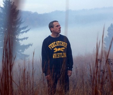 Na wyżyny sztuki aktorskiej (jedyna w karierze nominacja do Oscara!) Carell wspiął się mroczną kreacją cierpiącego na zaburzenia psychiczne multimilionera w filmie "Foxcatcher" Bennetta Millera.

Na ekranie trudno było go rozpoznać, wszystko dzięki czasochłonnej charakteryzacji.

- Na planie całkiem o niej zapominałem. Tylko czasami, kiedy mijałem jakieś lustro miałem chwilę zdziwienia - bo nie poznawałem własnego odbicia. To było dziwne uczucie. Co ciekawe, właściwie niemal tylko w takiej charakteryzacji widywali mnie ludzie na planie, bo przyjeżdżałem przed wszystkimi, a wyjeżdżałem po - nakładanie i zmywanie długo trwało. Nagle stałem się dla otoczenia odpychający, przerażający. Ciekawie było patrzeć, jak inni na mnie reagują, kiedy tak wyglądam, jak traktują mnie inaczej - Carell mówił w rozmowie z Interią.