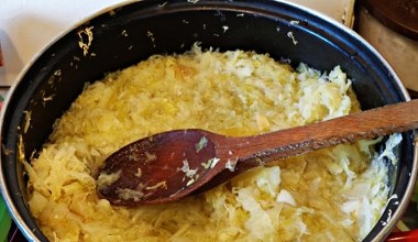 Na wzdęcia i niestrawność. Dodawaj do żurku, bigosu, grochówki i jedz bez obaw 