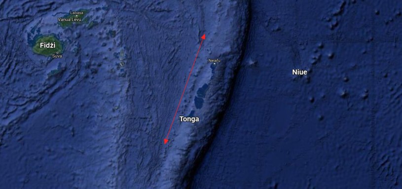 Na zachód od wysp Tonga widoczny jest pas stożków wulkanicznych. W samym jego centrum znajduje się Hunga Tonga /Zrzut ekranu Google Maps /domena publiczna
