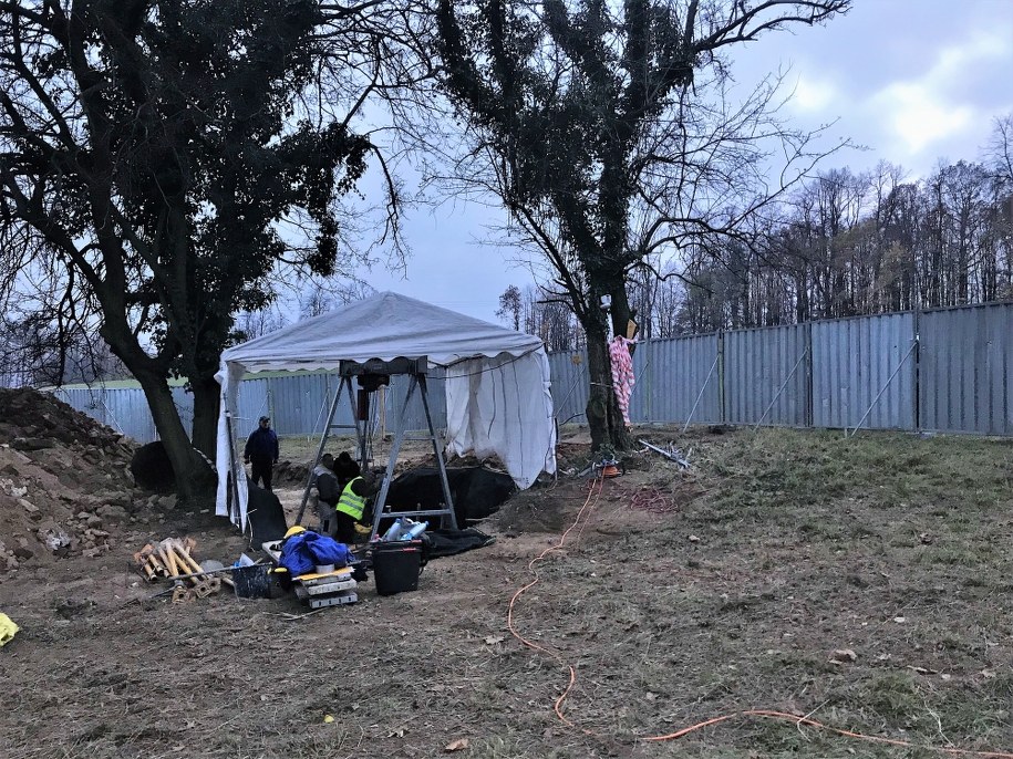 Na zagadkową, podziemną infrastrukturę na łąkach w pobliżu Zamku Książ trafił w czasie poszukiwań Piotr Koper /Bartłomiej Paulus, RMF FM