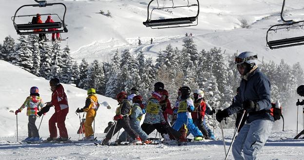 Na zagraniczne ferie warto zaopatrzyć się nie tylko w europejską kartę ubezpieczenia zdrowotnego /AFP