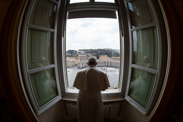 Na zakończenie papież Franciszek stanął w oknie Pałacu Apostolskiego, z którego zawsze odmawiał modlitwę i patrząc na całkowicie pusty, zamknięty Plac Świętego Piotra, udzielił błogosławieństwa. /VATICAN MEDIA HANDOUT /PAP/EPA