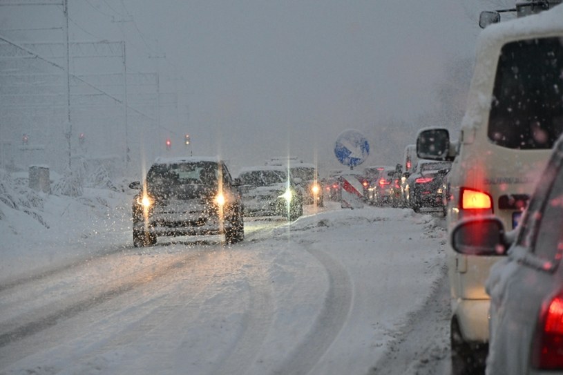 Na Zakopiance panują trudne warunki do jazdy, okresami droga jest zablokowana /Paweł Murzyn  /East News