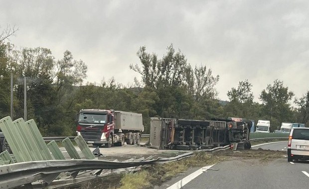 Na zakopiance przewrócił się tir z piaskiem. Są utrudnienia