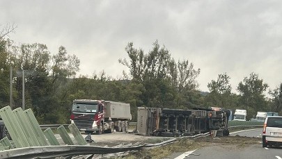 Na zakopiance przewrócił się tir z piaskiem. Są utrudnienia