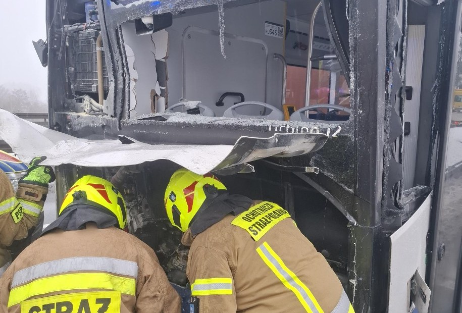 Na zakopiance w Gaju ciężarówka najechała na tył autobusu /MPK Kraków /