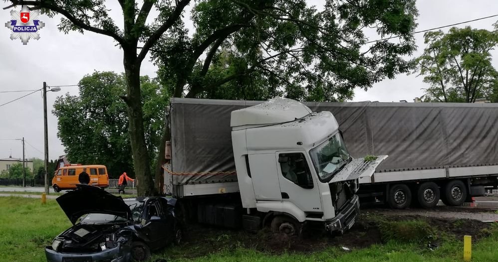 Na zakręcie naczepa wpadła w poślizg /Informacja prasowa