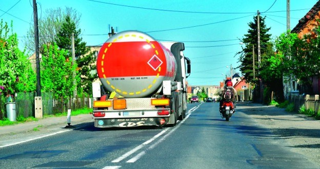 Na zakręcie oznaczonym znakami ostrzegawczymi i na skrzyżowaniu nie można wyprzedzać motocykla, przepisy jednak dopuszczają wyprzedzanie motorowerów. /Motor