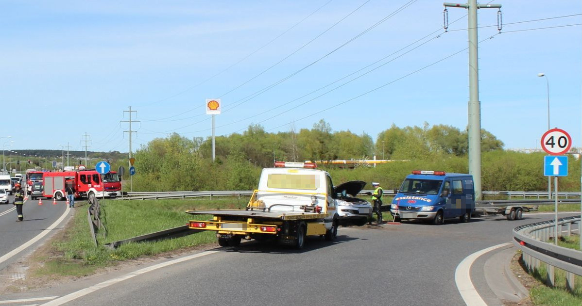 Na zakręcie samochód pojechał na wprost /Policja