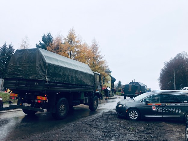 Na zamknięty przez policję teren wjechało kilkanaście wojskowych ciężarówek. /Jacek Skóra /RMF FM