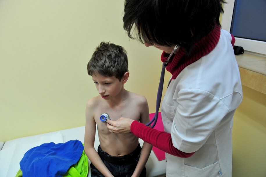 Na zapalenie płuc narażone są szczególnie dzieci (zdj.ilustr.) /Marcin Bielecki /PAP