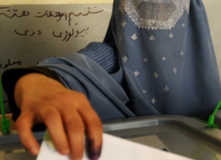 Na zdj. afgańska kobieta wrzucająca swój głos do urny, Kabul, 20 sierpień 2009 r. /AFP