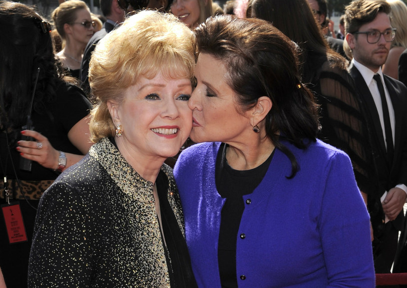 Na zdj. Debbie Reynolds (po lewej) i jej córka Carrie Fisher podczas ceremonii wręczenia nagród Emmy w 2011 roku /AP Photo/Chris Pizzello /East News
