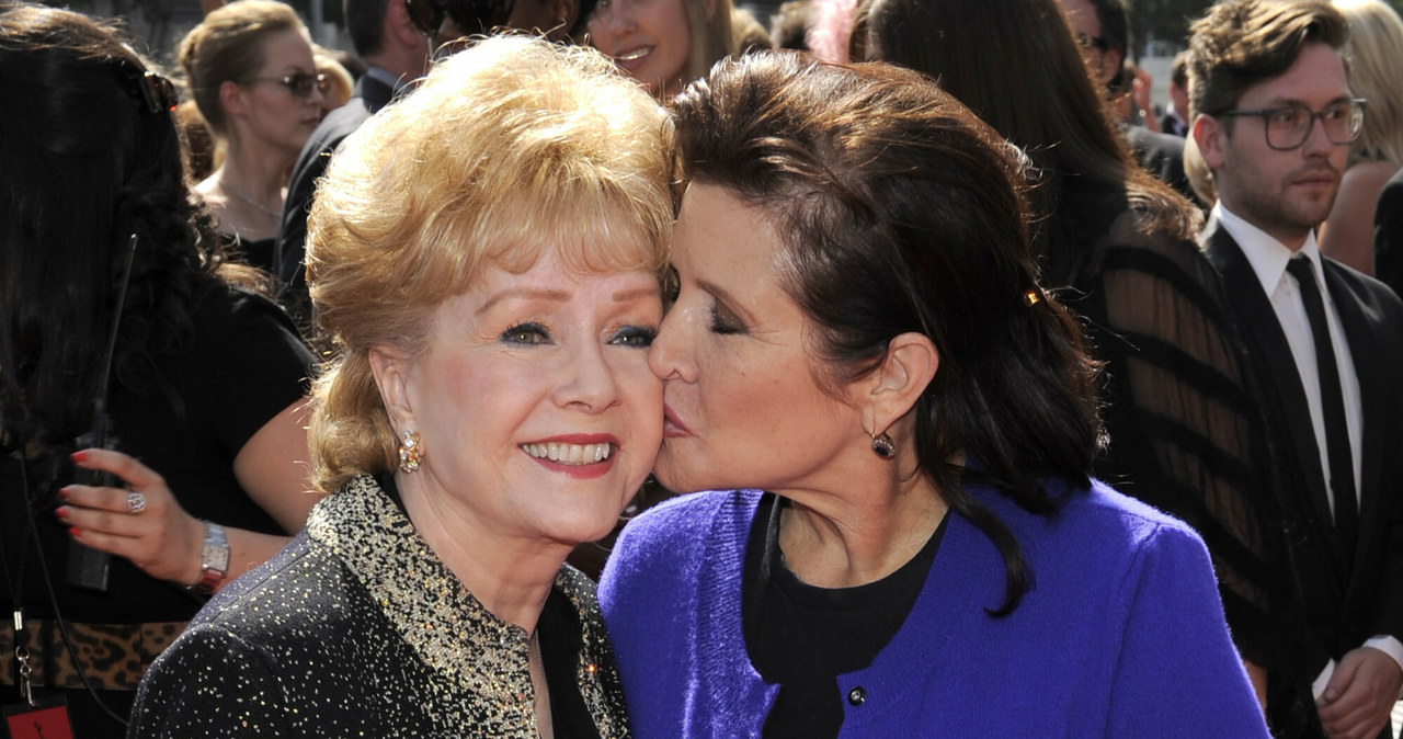 Na zdj. Debbie Reynolds (po lewej) i jej córka Carrie Fisher podczas ceremonii wręczenia nagród Emmy w 2011 roku /AP Photo/Chris Pizzello /East News