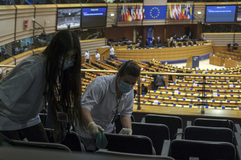 Na zdj. ekipa odkażająca salę posiedzeń przed sesją plenarną Parlamentu Europejskiego /OLIVIER HOSLET /PAP/EPA
