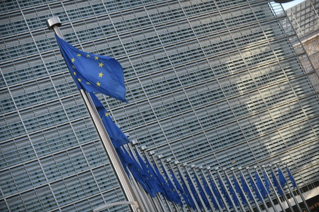Na zdj. flagi UE przed budynkiem "Europa" - siedzibą Unii Europejskiej w Brukseli /Bartłomiej  Zborowski /PAP