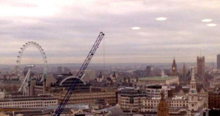 Na zdj. Formacja UFO sfotografowana nad brytyjskim parlamentem /Archiwum