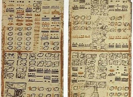 Na zdj. Jedna z nielicznych ocalałych kart kodeksów, ksiąg spisanych przez Majów /Archiwum