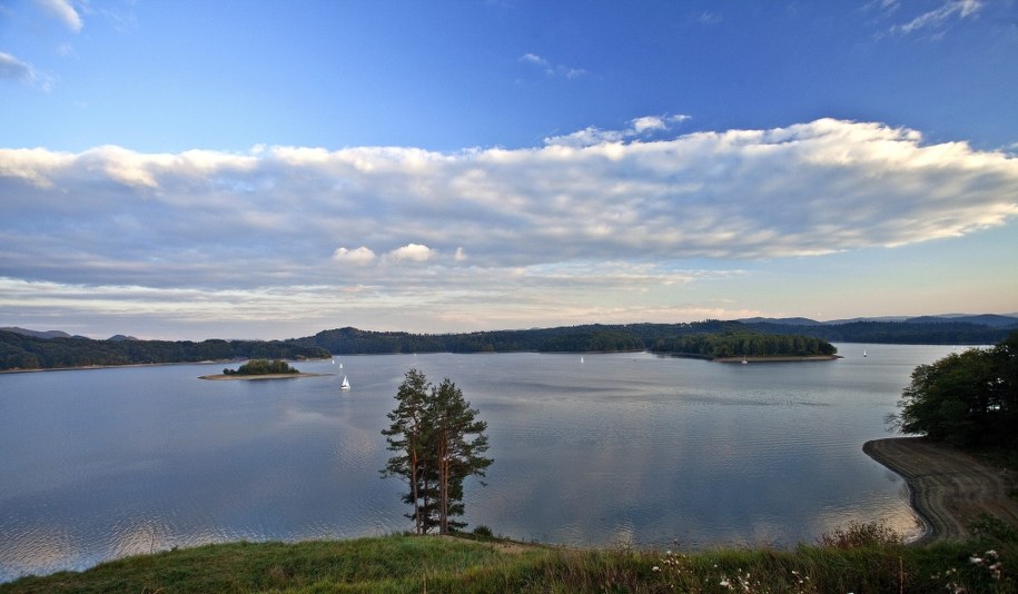 Na zdj. Jezioro Solińskie w okolicach Polańczyka /Jerzy Ochoński   /PAP