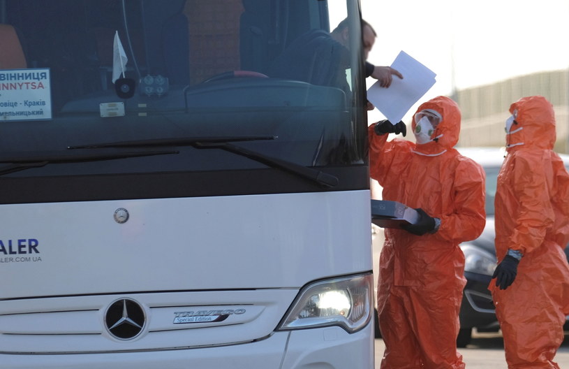 Na zdj. kontrola sanitarna pasażerów autobusów wjeżdżających do Polski na granicy z Czechami w Gorzyczkach /Andrzej  Grygiel /PAP