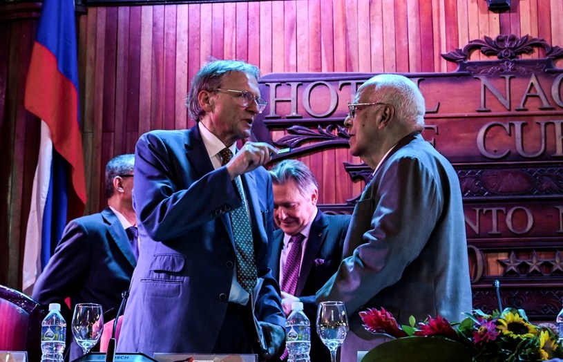 Na zdj. kubański minister handlu i inwestycji Ricardo Cabrisas ( z prawej) and Boris Titov, szef rosyjskiej delegacji przedsiębiorców goszczących w Hawanie /YAMIL LAGE /AFP
