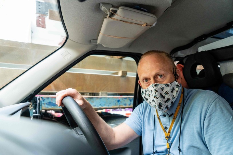 Na zdj. londyński taksówkarz. Wielu kierowców taksówek w Wielkiej Brytanii zrezygnowało z zawodu z powodu pandemii /AFP