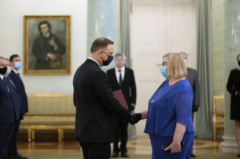 Na zdj. Małgorzata Manowska odbierająca z rąk prezydenta Andrzeja Dudy nominację na stanowisko I prezesa Sądu Najwyższego /Eliza Radzikowska-Białobrzewska/KPRP /PAP