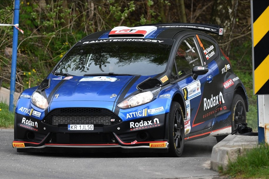 Na zdj. Marcin Słobodzian z pilotem Kamilem Kozdroniem (Ford Fiesta R5) na trasie odcinka specjalnego Walim-Zagórze, 47. Rajdu Świdnickiego-Krause /Maciej Kulczyński /PAP
