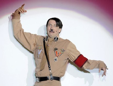Na zdj. Martin Sommerlatte, aktor grający Adolfa Hitlera w musicalu "Springtime for Hitler". /AFP