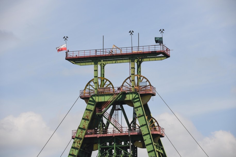 Na zdj. opuszczone do połowy masztu flagi w kopalni Borynia-Zofiówka-Jastrzębie w Jastrzębiu-Zdroju, /Jacek Bednarczyk /PAP