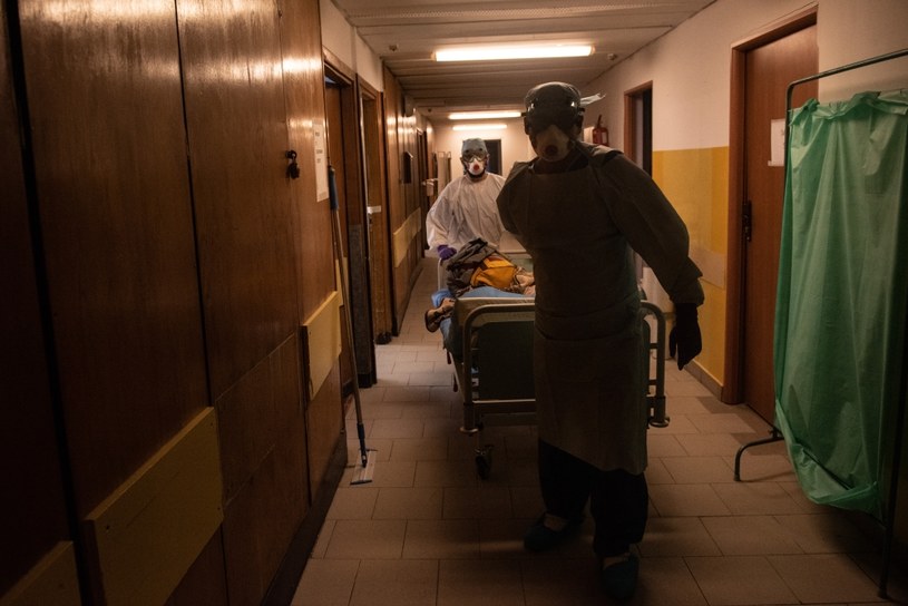 Na zdj. praca lekarzy i pielęgniarek w szpitalu Bródnowskim na oddziale zakaźnym w czasie epidemii koronawirusa / Filip Blazejowski /Agencja FORUM
