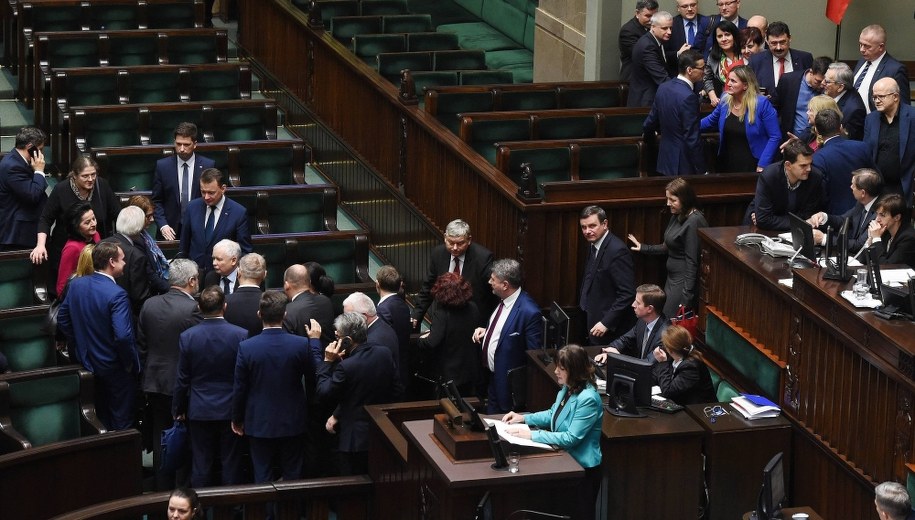 Na zdj.: Premier Mateusz Morawiecki (ławy rządowe, odwrócony plecami) oraz prezes PiS Jarosław Kaczyński (C, 3L) po głosowaniu nad wotum zaufania dla rządu /Radek Pietruszka /PAP